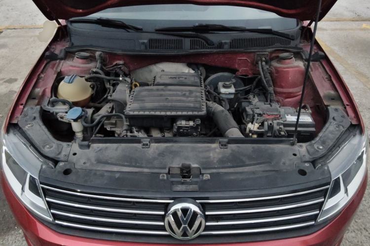 Used Volkswagen Lavida 2015 1.6L Manual Fashion Edition Engine Bay