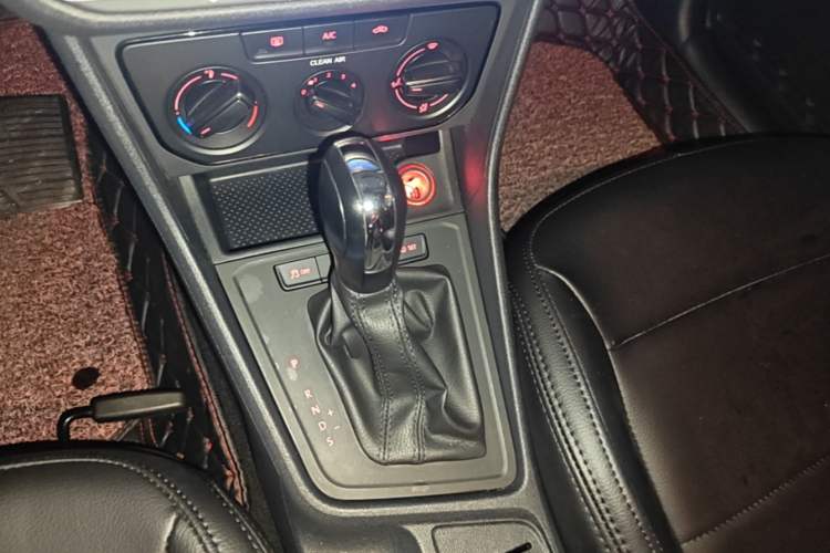 Used Volkswagen Lavida 2015 1.6L Automatic Fashion Edition Gear Lever