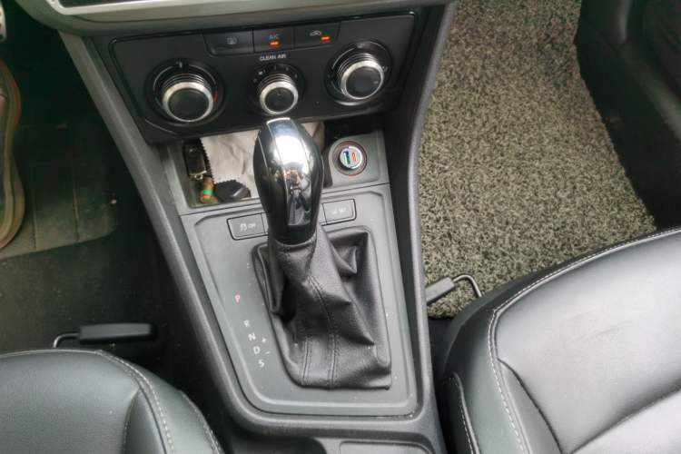 Used Volkswagen Lavida 2015 1.6L Automatic Fashion Edition Gear Lever