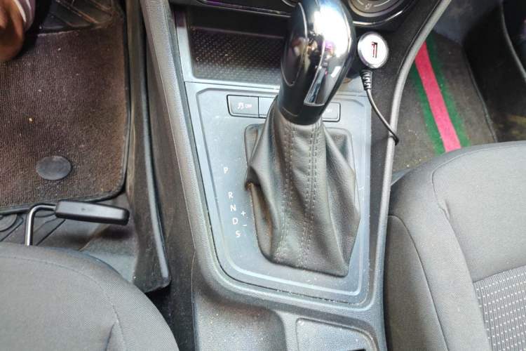 Used Volkswagen Lavida 2015 1.6L Automatic Fashion Edition Gear Lever