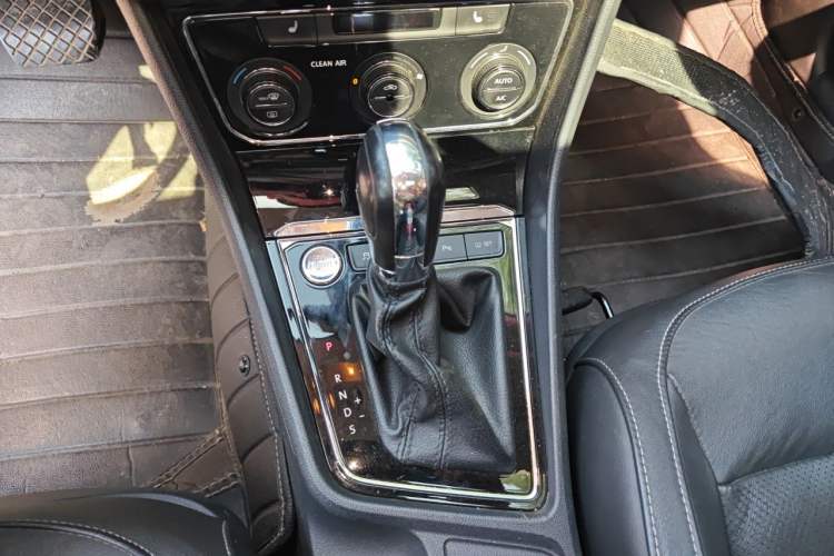 Used Volkswagen Lavida 2015 1.6L Automatic Luxury Edition Gear Lever