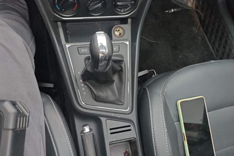 Used Volkswagen Lavida 2015 1.6L Automatic Comfort Edition Gear Lever