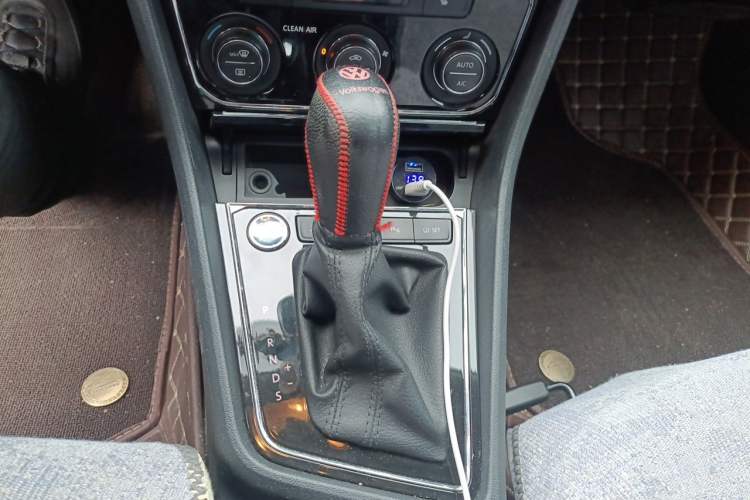 Used Volkswagen Lavida 2015 1.6L Automatic Luxury Edition Gear Lever