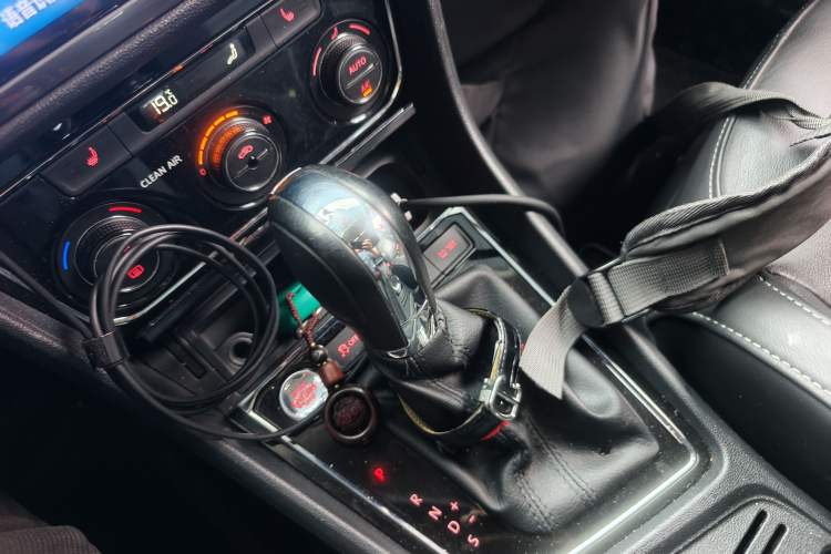 Used Volkswagen Lavida 2015 1.6L Automatic Luxury Edition Gear Lever