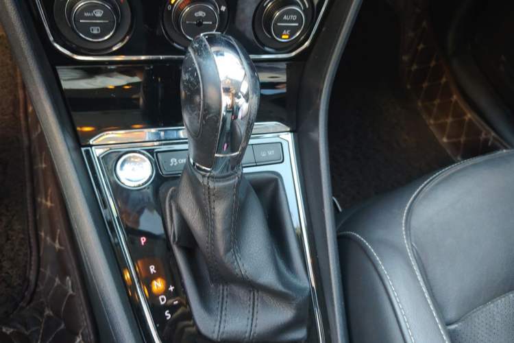 Used Volkswagen Lavida 2015 1.6L Automatic Luxury Edition Gear Lever