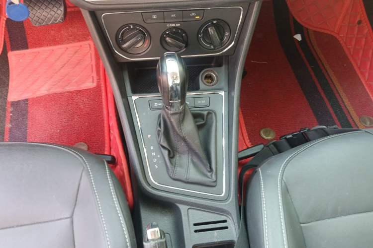 Used Volkswagen Lavida 2015 1.6L Automatic Comfort Edition Gear Lever