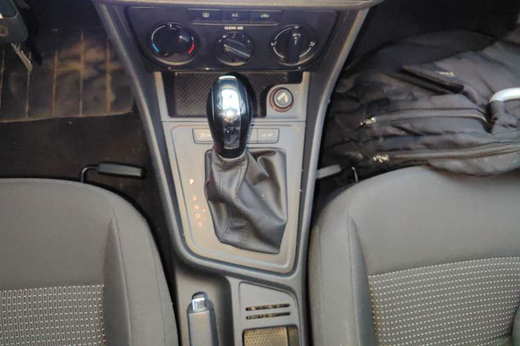 Used Volkswagen Lavida 2015 1.6L Automatic Fashion Edition Gear Lever