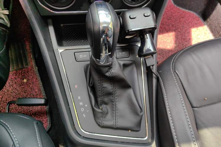 Used Volkswagen Lavida 2015 1.6L Automatic Comfort Edition Gear Lever