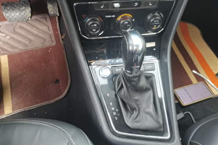 Used Volkswagen Lavida 2015 1.6L Automatic Luxury Edition Gear Lever