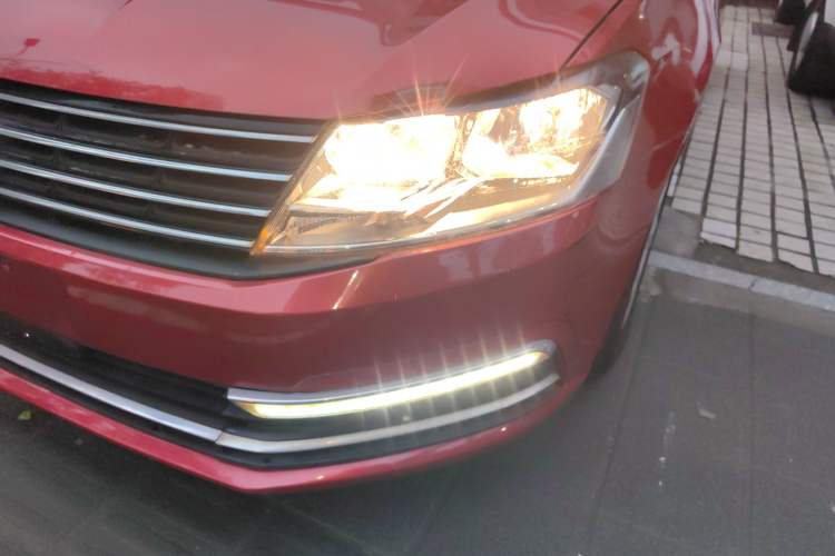Used Volkswagen Lavida 2015 1.6L Automatic Fashion Edition Left Front Headlight