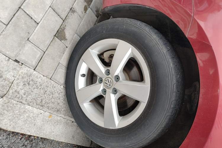 Used Volkswagen Lavida 2015 1.6L Automatic Fashion Edition Left Front Wheel Hub
