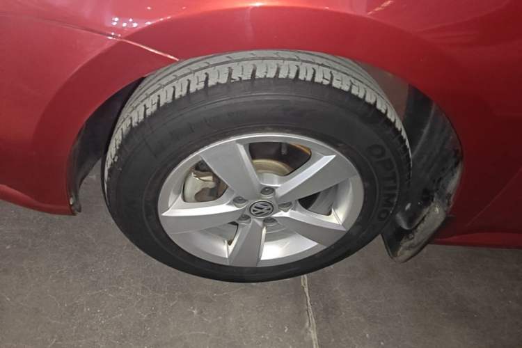 Used Volkswagen Lavida 2015 1.6L Automatic Fashion Edition Left Front Wheel Hub