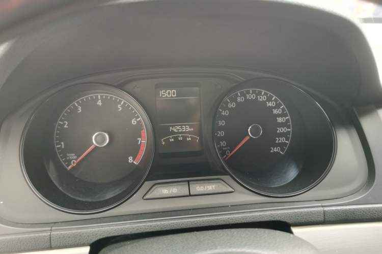 Used Volkswagen Lavida 2015 1.6L Automatic Fashion Edition Odometer Close Up