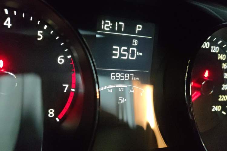Used Volkswagen Lavida 2015 1.6L Automatic Luxury Edition Odometer Close Up
