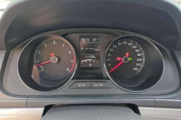 Used Volkswagen Lavida 2015 1.6L Automatic Luxury Edition Odometer Close Up