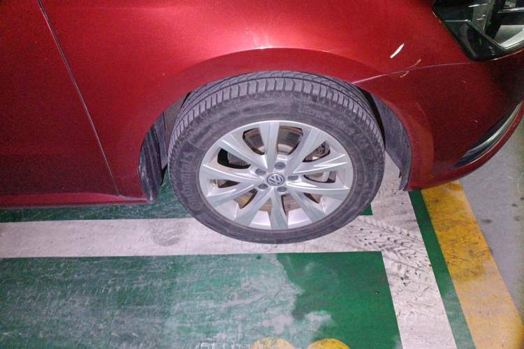 Used Volkswagen Lavida 2015 1.6L Automatic Comfort Edition Right Front Wheel Hub