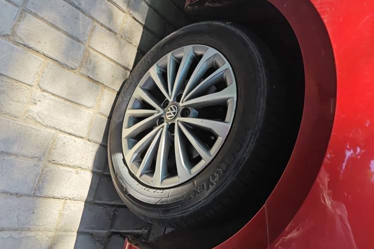 Used Volkswagen Lavida 2015 1.6L Automatic Luxury Edition Right Front Wheel Hub