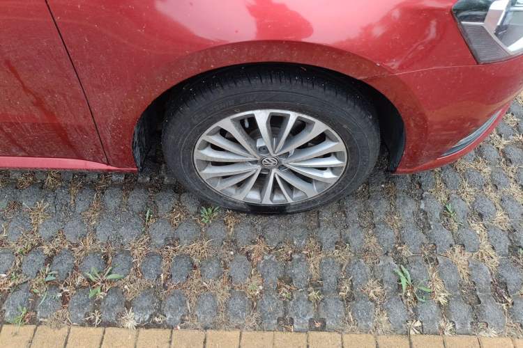 Used Volkswagen Lavida 2015 1.6L Automatic Luxury Edition Right Front Wheel Hub
