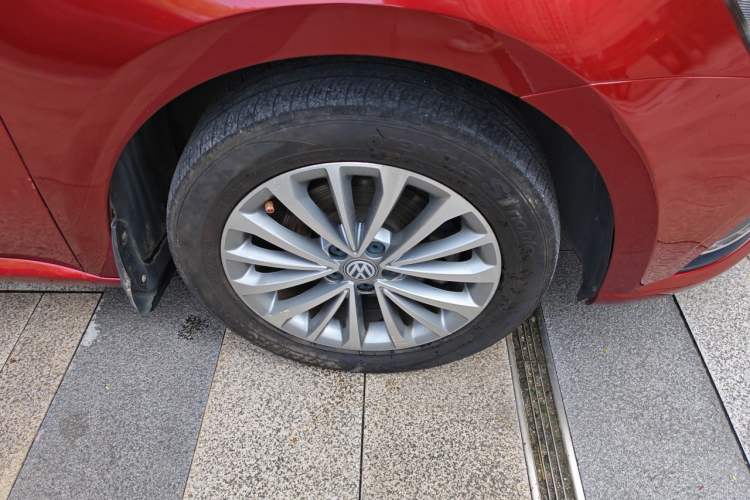 Used Volkswagen Lavida 2015 1.6L Automatic Luxury Edition Right Front Wheel Hub