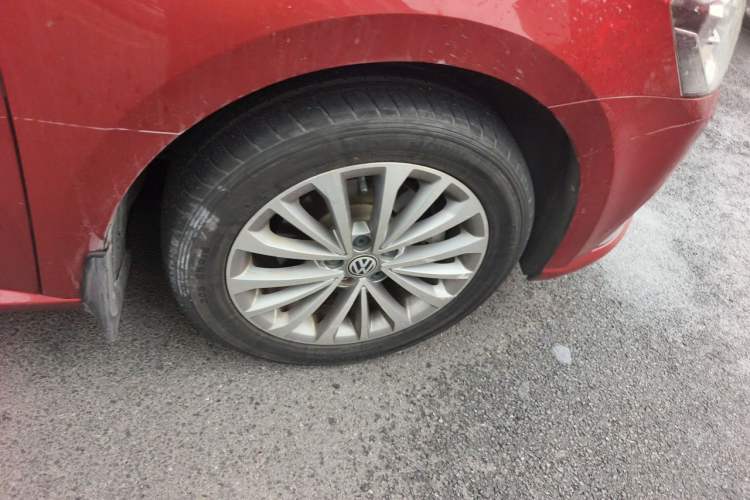 Used Volkswagen Lavida 2015 1.6L Automatic Luxury Edition Right Front Wheel Hub