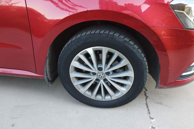 Used Volkswagen Lavida 2015 1.6L Automatic Luxury Edition Right Front Wheel Hub