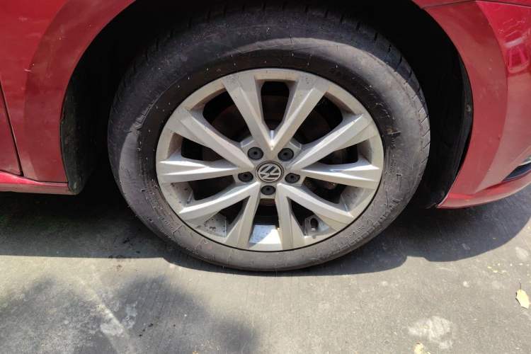 Used Volkswagen Lavida 2015 1.6L Automatic Comfort Edition Right Front Wheel Hub
