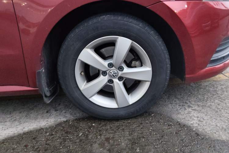 Used Volkswagen Lavida 2015 1.6L Manual Fashion Edition Right Front Wheel Hub