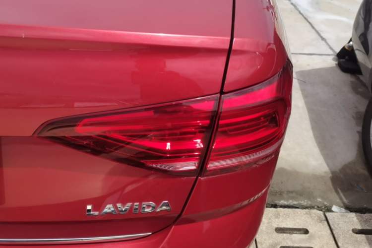 Used Volkswagen Lavida 2015 1.6L Automatic Luxury Edition Right Rear Taillight