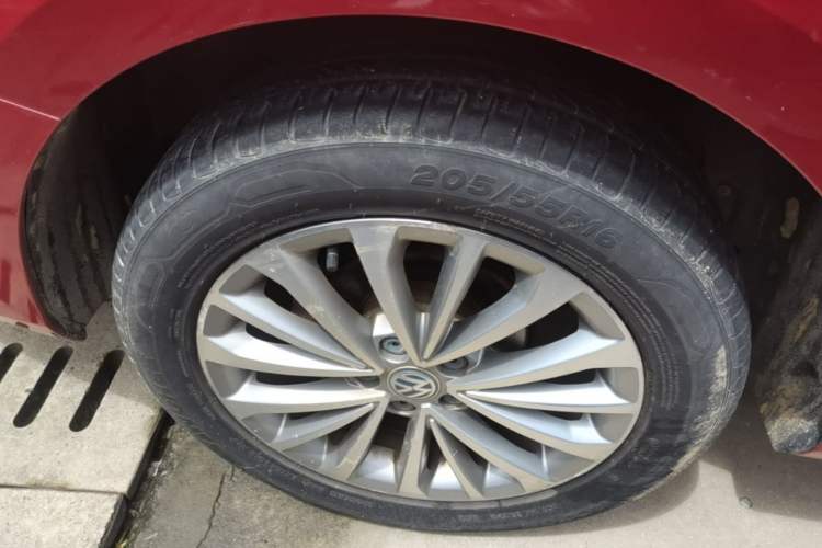 Used Volkswagen Lavida 2015 1.6L Automatic Luxury Edition Right Rear Wheel Hub
