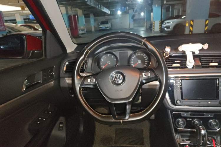 Used Volkswagen Lavida 2015 1.6L Automatic Luxury Edition Steering Wheel