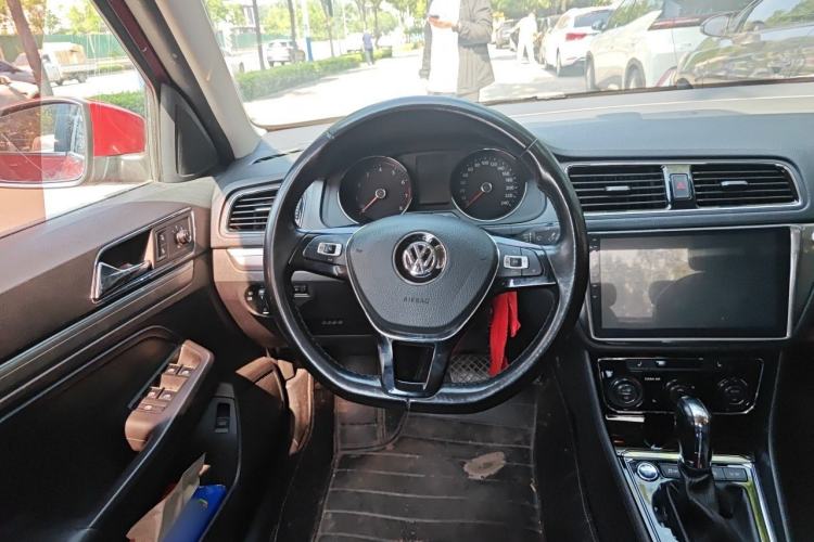 Used Volkswagen Lavida 2015 1.6L Automatic Luxury Edition Steering Wheel