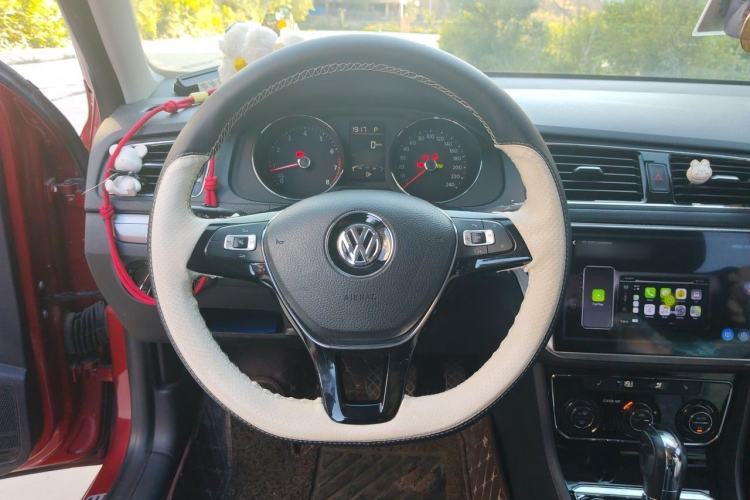 Used Volkswagen Lavida 2015 1.6L Automatic Luxury Edition Steering Wheel