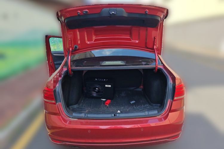 Used Volkswagen Lavida 2015 1.6L Automatic Fashion Edition Trunk