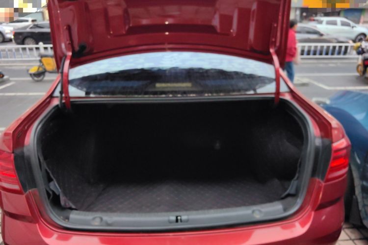 Used Volkswagen Lavida 2015 1.6L Automatic Fashion Edition Trunk