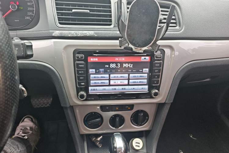 Used Volkswagen Lavida 2015 1.6L Automatic Fashion Edition Audio And AC Panel