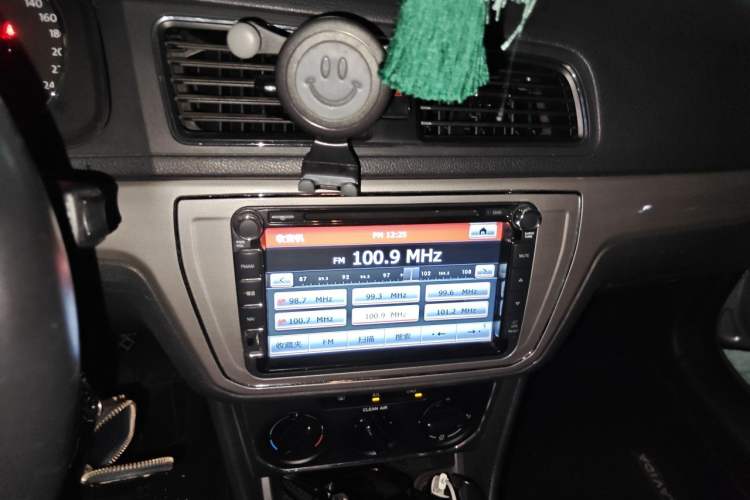 Used Volkswagen Lavida 2015 1.6L Manual Comfort Edition Audio And AC Panel