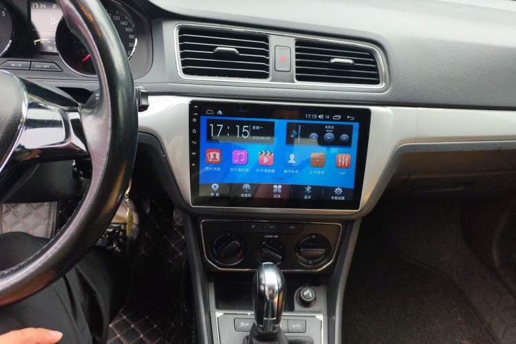 Used Volkswagen Lavida 2015 1.6L Automatic Comfort Edition Audio And AC Panel