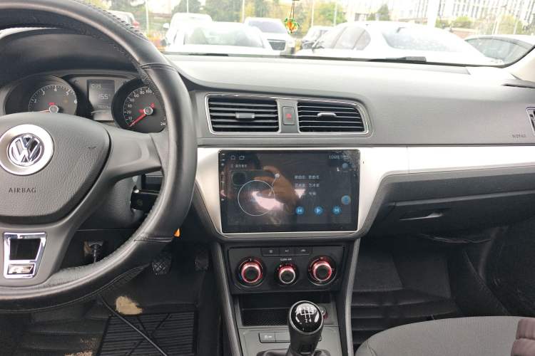 Used Volkswagen Lavida 2015 1.6L Manual Fashion Edition Audio And AC Panel