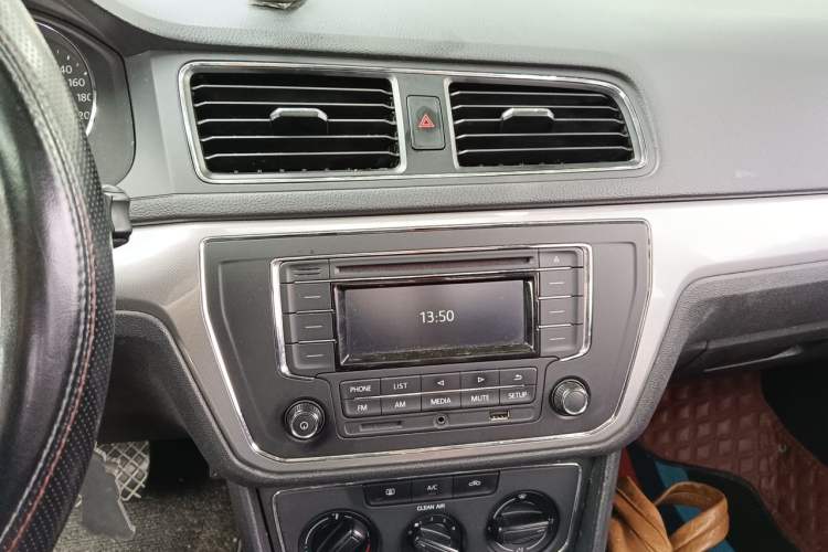 Used Volkswagen Lavida 2015 1.6L Automatic Comfort Edition Audio And AC Panel