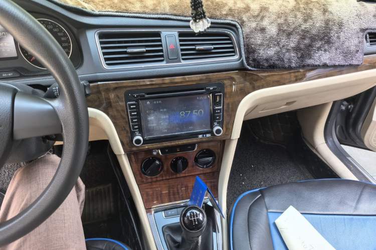 Used Volkswagen Lavida 2015 1.6L Manual Comfort Edition Audio And AC Panel