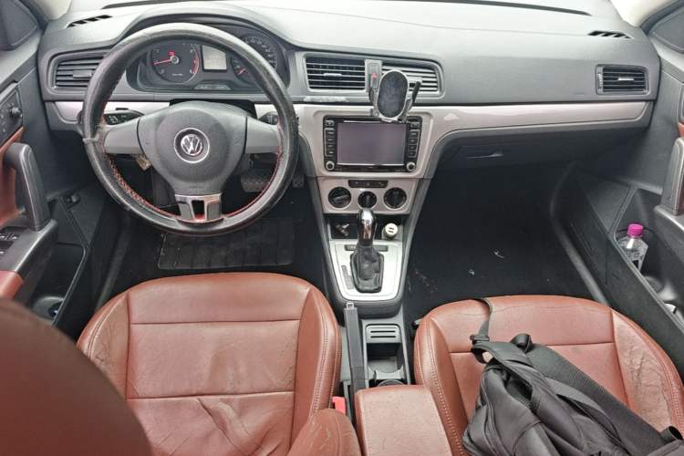 Used Volkswagen Lavida 2015 1.6L Automatic Fashion Edition Center Console