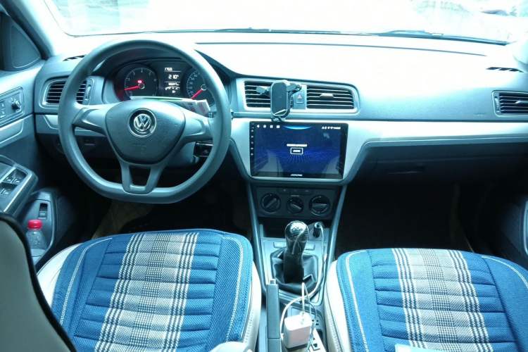 Used Volkswagen Lavida 2015 1.6L Manual Fashion Edition Center Console
