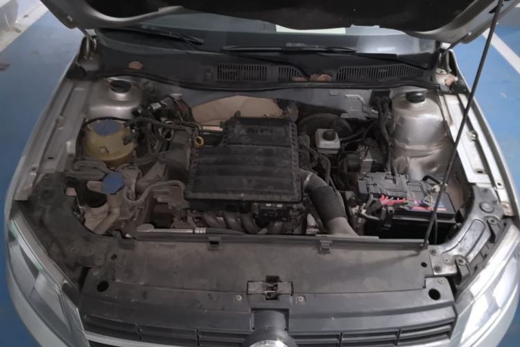 Used Volkswagen Lavida 2015 1.6L Manual Fashion Edition Engine Bay