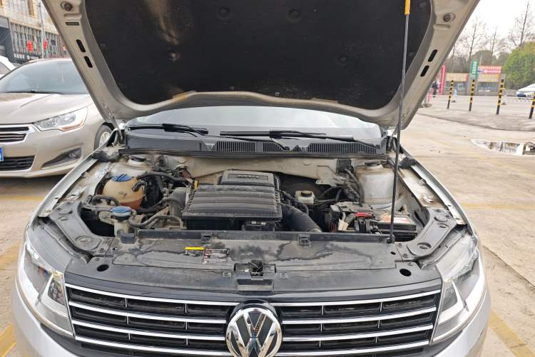 Used Volkswagen Lavida 2015 1.6L Manual Fashion Edition Engine Bay