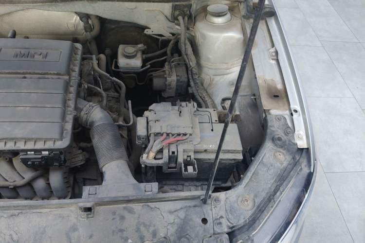 Used Volkswagen Lavida 2015 1.6L Manual Fashion Edition Engine Bay Left