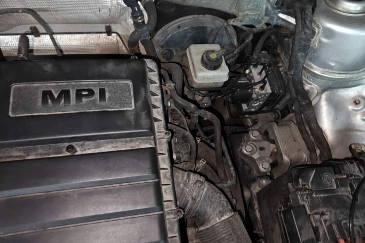 Used Volkswagen Lavida 2015 1.6L Manual Comfort Edition Engine Bay Left