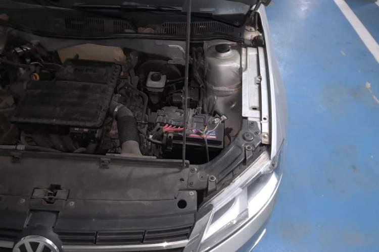 Used Volkswagen Lavida 2015 1.6L Manual Fashion Edition Engine Bay Left