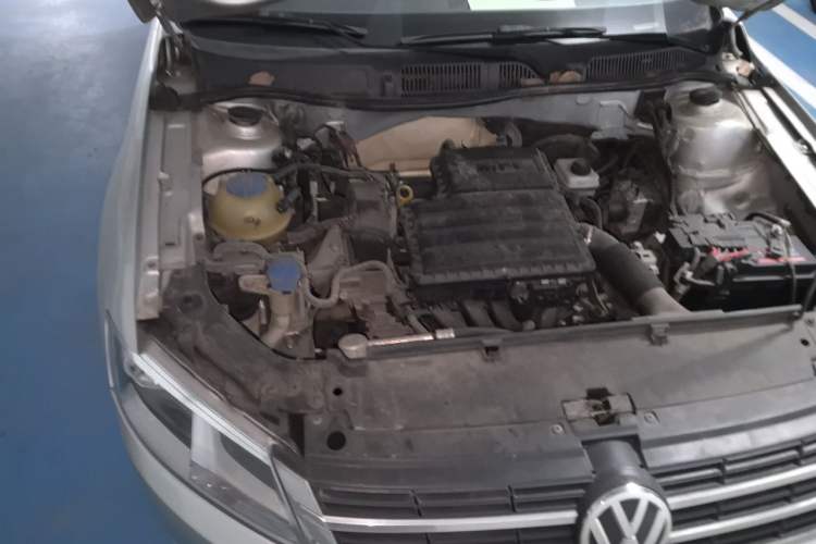 Used Volkswagen Lavida 2015 1.6L Manual Fashion Edition Engine Bay Right