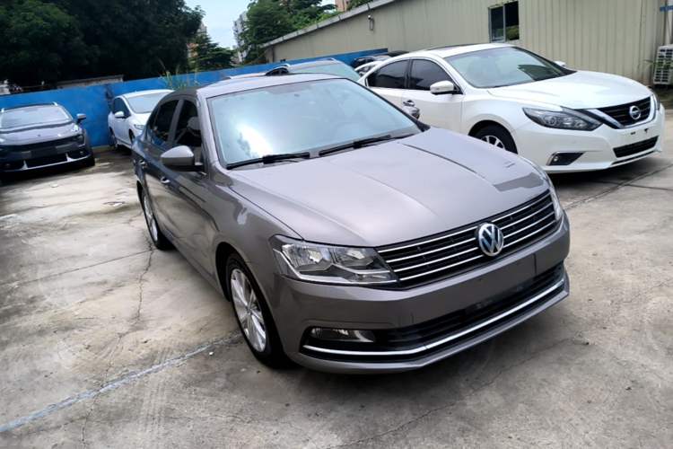 Used Volkswagen Lavida 2015 230TSI DSG Comfort Edition Front Right 45 Deg