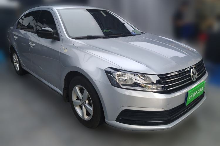 Used Volkswagen Lavida 2015 1.6L Manual Fashion Edition Front Right 45 Deg